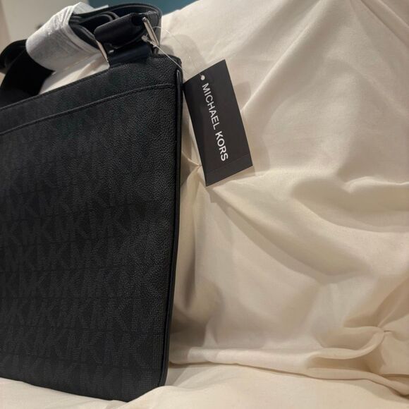 Michael Kors Jet Set Men’s Unisex Black Signature Crossbody Medium Bag NWT - Picture 4 of 8